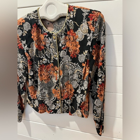 đź–¤ Vintage-style floral blouse in warm tones of burnt orange. Size S/M - Picture 6 of 9